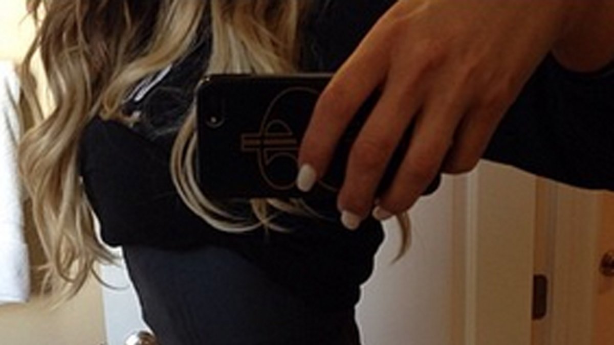 Khloe Kardashian trimmar även hon till midjan med korsetten.
